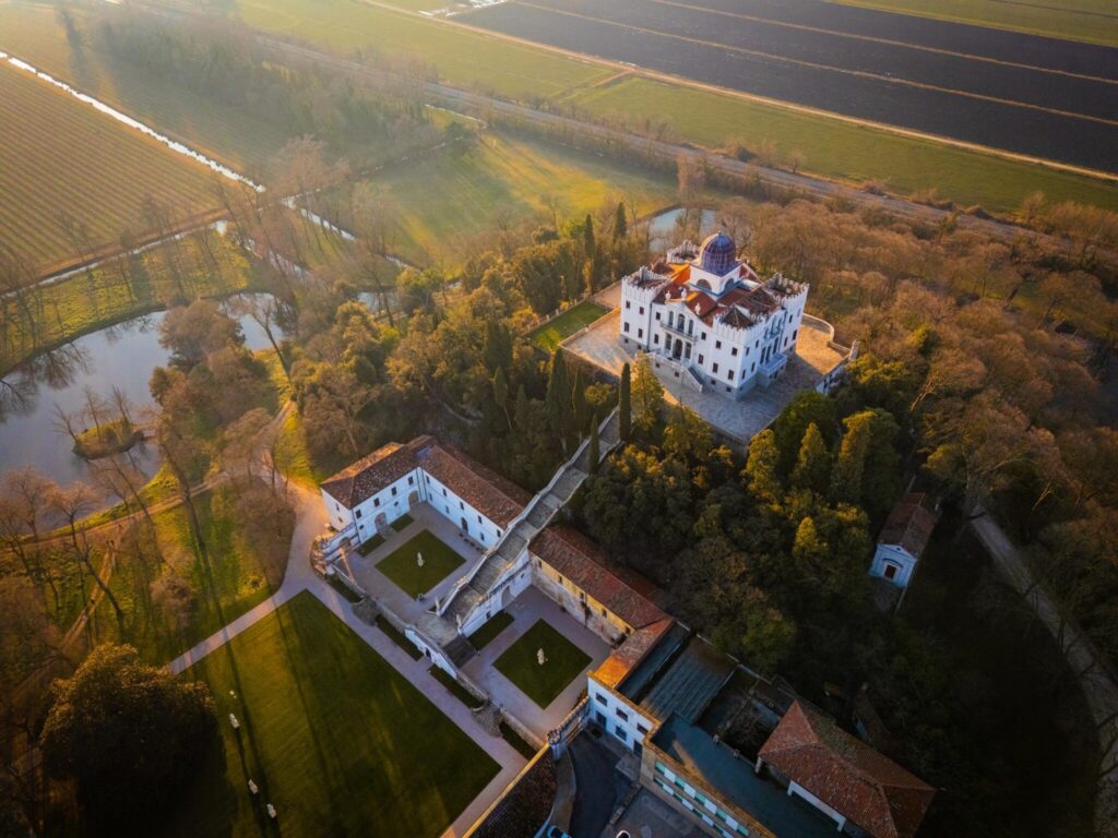 Scorcio degli spazi esterni della Villa